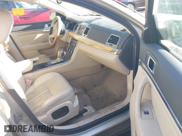 2010 Lincoln MKS z VIN 1LNHL9DR6AG610125, wystawiony jako IAAI lot #40764624 z przebiegiem 202 759 mil mil oraz . Historia ofert i sprzedaży dostępna na DreamBid. Obrazek 5.