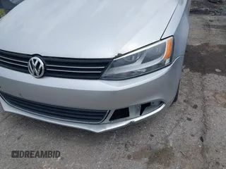 2014 Volkswagen Jetta SE z VIN 3VWD17AJ8EM314253, wystawiony jako IAAI lot #42361152 z przebiegiem 118 638 mil mil oraz . Historia ofert i sprzedaży dostępna na DreamBid. Obrazek 6.