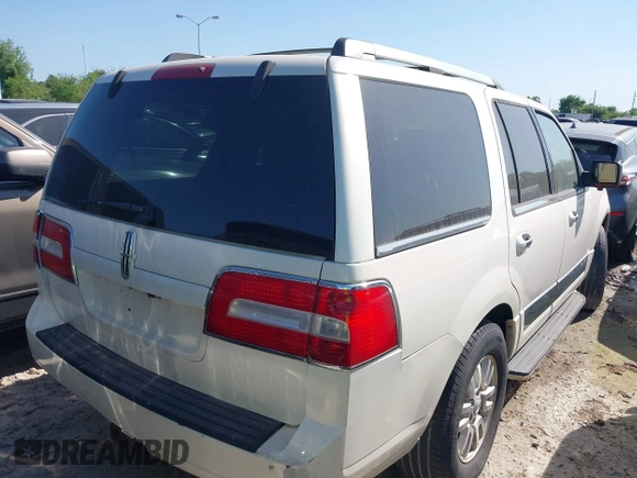 2008 Lincoln Navigator z VIN 5LMFU285X8LJ20420, wystawiony jako IAAI lot #41906383 z przebiegiem 271 081 mil mil oraz . Historia ofert i sprzedaży dostępna na DreamBid. Obrazek 4.