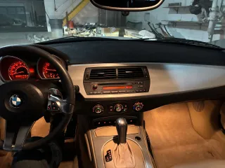 2008 BMW Z4 3.0i z VIN 4USBU33588LW73838, wystawiony jako Copart lot #59191345 z przebiegiem 44 301 mil mil oraz Czysty tytuł • Clean title. Historia ofert i sprzedaży dostępna na DreamBid. Obrazek 9.
