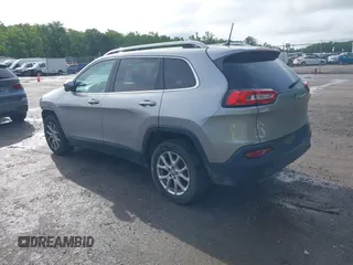 2017 Jeep Cherokee Latitude z VIN 1C4PJLCB4HW559926, wystawiony jako IAAI lot #42357305 z przebiegiem 106 188 mil mil oraz . Historia ofert i sprzedaży dostępna na DreamBid. Obrazek 3.