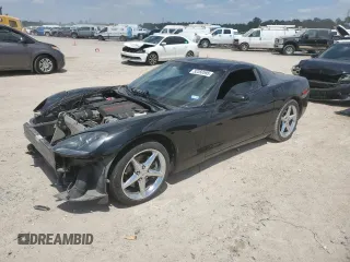 2013 Chevrolet Corvette 1LT z VIN 1G1YE2DW2D5106076, wystawiony jako Copart lot #52350595 z przebiegiem 52 419 mil mil oraz Szkoda całkowita • Salvage title. Historia ofert i sprzedaży dostępna na DreamBid. Obrazek 1.