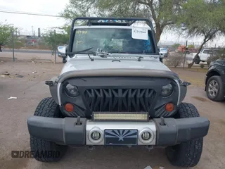 2008 Jeep Wrangler Sahara z VIN 1J4FA54158L640474, wystawiony jako IAAI lot #42243860 z przebiegiem 141 303 mil mil oraz . Historia ofert i sprzedaży dostępna na DreamBid. Obrazek 11.