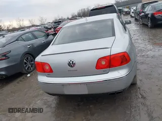 2005 Volkswagen Phaeton z VIN WVWBH03D858004483, wystawiony jako IAAI lot #41412475 z przebiegiem 146 072 mil mil oraz . Historia ofert i sprzedaży dostępna na DreamBid. Obrazek 16.