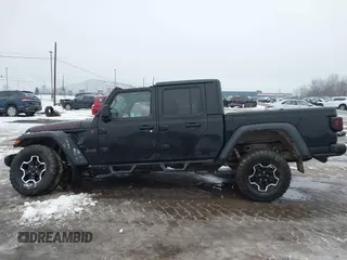 2021 Jeep Gladiator Rubicon z VIN 1C6JJTBG5ML605799, wystawiony jako IAAI lot #41190679 z przebiegiem 47 550 mil mil oraz . Historia ofert i sprzedaży dostępna na DreamBid. Obrazek 14.