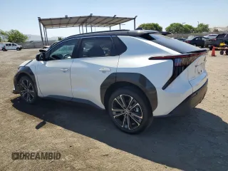 2023 Toyota bZ4X XLE z VIN JTMABACAXPA023864, wystawiony jako Copart lot #60647154 z przebiegiem 6 588 mil mil oraz Szkoda całkowita • Salvage title. Historia ofert i sprzedaży dostępna na DreamBid. Obrazek 2.