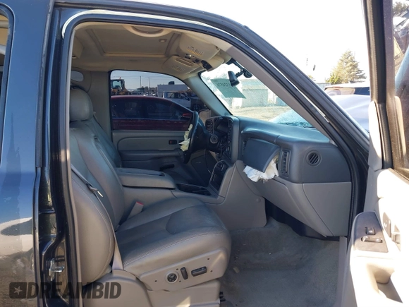 2004 Chevrolet Suburban Z71 z VIN 3GNFK16Z24G271294, wystawiony jako IAAI lot #41324576 z przebiegiem 247 229 mil mil oraz . Historia ofert i sprzedaży dostępna na DreamBid. Obrazek 5.
