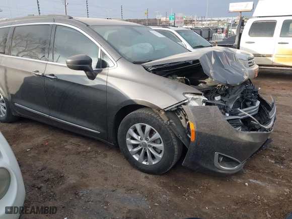 2017 Chrysler Pacifica Touring-L with VIN 2C4RC1BG5HR527158, listed as a IAAI auction lot 41353804 with NaN miles. Bid and sale history available at carsss.com. Image 1.