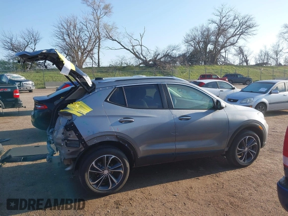 2023 Buick Encore GX Select z VIN KL4MMDS24PB151721, wystawiony jako IAAI lot #42068151 z przebiegiem 11 436 mil mil oraz . Historia ofert i sprzedaży dostępna na DreamBid. Obrazek 14.