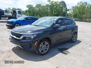 2023 Kia Seltos S z VIN KNDEU2AA4P7371547, wystawiony jako IAAI lot #42242913 z przebiegiem 35 374 mil mil oraz . Historia ofert i sprzedaży dostępna na DreamBid. Obrazek 2.