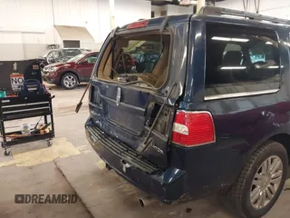 2007 Lincoln Navigator z VIN 5LMFU28597LJ00335, wystawiony jako IAAI lot #41291436 z przebiegiem 131 938 mil mil oraz . Historia ofert i sprzedaży dostępna na DreamBid. Obrazek 6.
