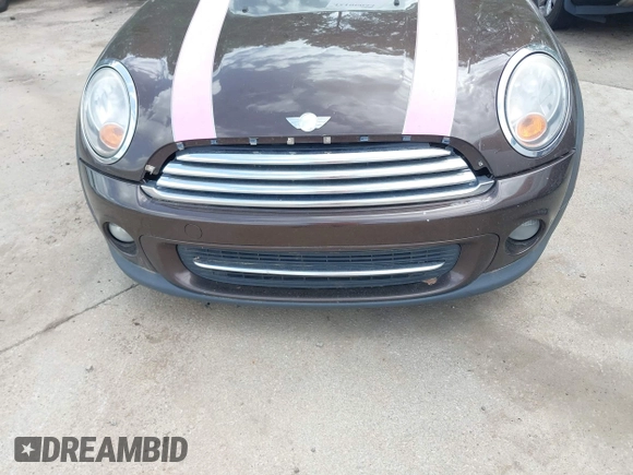 2011 MINI Hardtop z VIN WMWSU3C59BT099700, wystawiony jako IAAI lot #42106044 z przebiegiem 206 145 mil mil oraz . Historia ofert i sprzedaży dostępna na DreamBid. Obrazek 6.