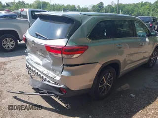 2018 Toyota Highlander SE z VIN 5TDJZRFH8JS526290, wystawiony jako IAAI lot #42393316 z przebiegiem 69 650 mil mil oraz . Historia ofert i sprzedaży dostępna na DreamBid. Obrazek 4.