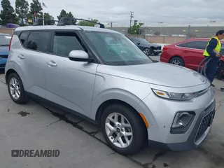 2020 Kia Soul LX with VIN KNDJ23AU7L7005578, listed as a IAAI auction lot 42074848 with 162,185 mi miles. Bid and sale history available at carsss.com. Image 1.