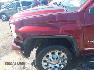 2016 GMC Sierra 2500HD Denali z VIN 1GT12UE87GF287056, wystawiony jako IAAI lot #41753772 z przebiegiem 284 546 mil mil oraz . Historia ofert i sprzedaży dostępna na DreamBid. Obrazek 16.