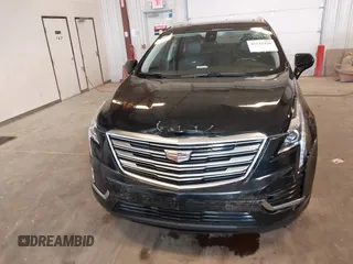 2019 Cadillac XT5 Luxury FWD z VIN 1GYKNCRS2KZ197052, wystawiony jako IAAI lot #42242466 z przebiegiem 86 678 mil mil oraz . Historia ofert i sprzedaży dostępna na DreamBid. Obrazek 6.