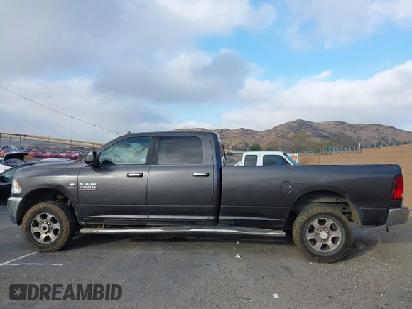 2017 Ram 2500 SLT z VIN 3C6UR5JL4HG570952, wystawiony jako IAAI lot #41456094 z przebiegiem 245 785 mil mil oraz . Historia ofert i sprzedaży dostępna na DreamBid. Obrazek 14.