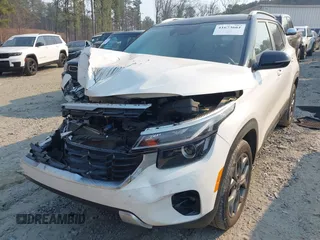 2024 Kia Seltos S z VIN KNDEU2AA2R7475621, wystawiony jako IAAI lot #41673661 z przebiegiem 31 690 mil mil oraz . Historia ofert i sprzedaży dostępna na DreamBid. Obrazek 2.