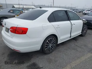 2014 Volkswagen Jetta SE с VIN 3VWD17AJ5EM390433, выставлен на аукционе IAAI как лот 42432308 с пробегом 257 086 миль миль и . История ставок и продаж доступна на DreamBid. Изображение 4.