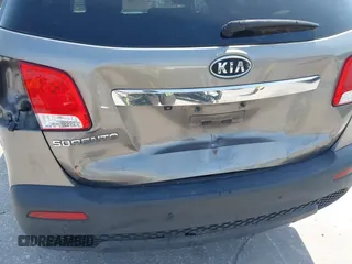 2012 Kia Sorento LX z VIN 5XYKT3A69CG214682, wystawiony jako IAAI lot #42243166 z przebiegiem 125 323 mil mil oraz . Historia ofert i sprzedaży dostępna na DreamBid. Obrazek 6.