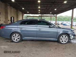 2012 Toyota Avalon z VIN 4T1BK3DB5CU457105, wystawiony jako IAAI lot #42375828 z przebiegiem 121 961 mil mil oraz . Historia ofert i sprzedaży dostępna na DreamBid. Obrazek 13.