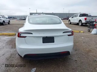 2025 Tesla Model 3 Long Range z VIN 5YJ3E1EB9SF904223, wystawiony jako IAAI lot #41611201 z przebiegiem 690 mil mil oraz . Historia ofert i sprzedaży dostępna na DreamBid. Obrazek 16.