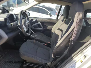 2013 Smart fortwo Passion z VIN WMEEJ9AA6DK725631, wystawiony jako Copart lot #85617364 z przebiegiem Nie podano mil oraz Tytuł czysty. Historia ofert i sprzedaży dostępna na DreamBid. Obrazek 7.