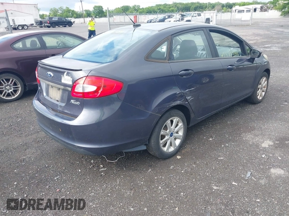 2013 Ford Fiesta SE z VIN 3FADP4BJ3DM142247, wystawiony jako IAAI lot #42337359 z przebiegiem 149 711 mil mil oraz . Historia ofert i sprzedaży dostępna na DreamBid. Obrazek 4.