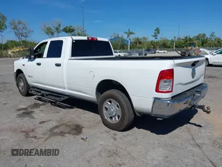 2021 Ram 2500 Tradesman z VIN 3C6UR4HJ3MG501081, wystawiony jako IAAI lot #41853135 z przebiegiem 70 421 mil mil oraz . Historia ofert i sprzedaży dostępna na DreamBid. Obrazek 3.