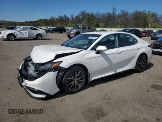 2022 Toyota Camry SE z VIN 4T1G11AK8NU709417, wystawiony jako Copart lot #57153185 z przebiegiem 20 314 mil mil oraz Szkoda całkowita • Salvage title. Historia ofert i sprzedaży dostępna na DreamBid. Obrazek 1.