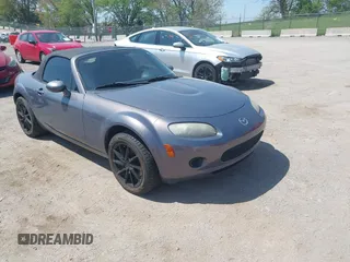 2007 Mazda MX-5 Miata Sport z VIN JM1NC25F570130226, wystawiony jako IAAI lot #42227544 z przebiegiem 150 035 mil mil oraz . Historia ofert i sprzedaży dostępna na DreamBid. Obrazek 1.
