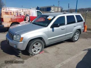 2007 Jeep Grand Cherokee Laredo z VIN 1J8GR48K67C543257, wystawiony jako IAAI lot #41733644 z przebiegiem 201 936 mil mil oraz . Historia ofert i sprzedaży dostępna na DreamBid. Obrazek 18.