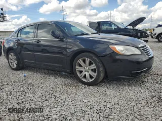 2013 Chrysler 200 Touring z VIN 1C3CCBBB4DN656469, wystawiony jako Copart lot #56731935 z przebiegiem 184 137 mil mil oraz Szkoda całkowita • Salvage title. Historia ofert i sprzedaży dostępna na DreamBid. Obrazek 4.