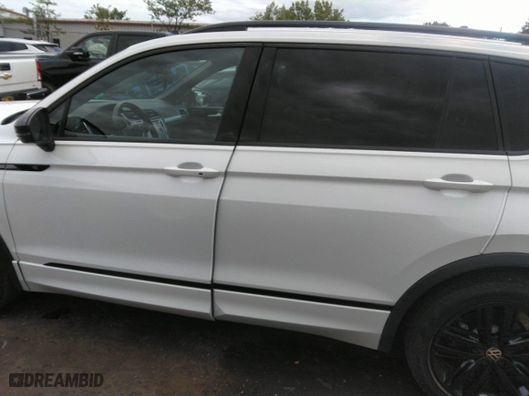 2022 Volkswagen Tiguan SE R-Line Black with VIN 3VVCB7AX0NM029502, listed as a IAAI auction lot 40141730 with 41,362 mi miles. Bid and sale history available at carsss.com. Image 14.