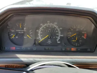 1992 Mercedes-Benz 300 z VIN WDBEA30E1NB699181, wystawiony jako Copart lot #58662205 z przebiegiem 134 112 mil mil oraz Szkoda całkowita • Salvage title. Historia ofert i sprzedaży dostępna na DreamBid. Obrazek 9.