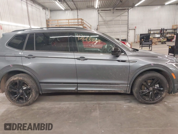 2024 Volkswagen Tiguan SE R-Line Black с VIN 3VV8B7AX8RM090818, выставлен на аукционе IAAI как лот 42123399 с пробегом 10 846 миль миль и . История ставок и продаж доступна на DreamBid. Изображение 14.