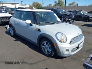 2013 MINI Hardtop с VIN WMWSU3C50DT677945, выставлен на аукционе IAAI как лот 42673302 с пробегом 85 081 миль миль и . История ставок и продаж доступна на DreamBid. Изображение 1.