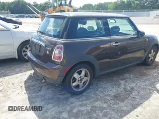 2011 MINI Hardtop z VIN WMWSU3C54BT096929, wystawiony jako IAAI lot #42262794 z przebiegiem 122 963 mil mil oraz . Historia ofert i sprzedaży dostępna na DreamBid. Obrazek 4.