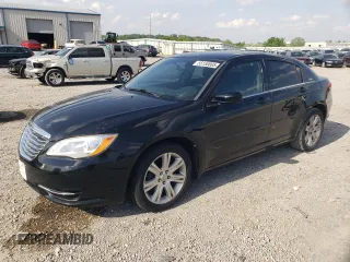 2013 Chrysler 200 Touring z VIN 1C3CCBBB0DN714111, wystawiony jako Copart lot #55150005 z przebiegiem 148 338 mil mil oraz Szkoda całkowita • Salvage title. Historia ofert i sprzedaży dostępna na DreamBid. Obrazek 1.