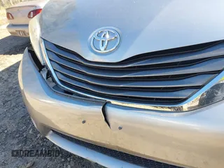 2011 Toyota Sienna XLE AAS with VIN 5TDYK3DC5BS039959, listed as a IAAI auction lot 41803881 with 129,479 mi miles. Bid and sale history available at carsss.com. Image 21.