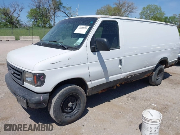 2006 Ford Econoline Cargo Commercial z VIN 1FTNS24L56DA10931, wystawiony jako IAAI lot #42222053 z przebiegiem 137 505 mil mil oraz . Historia ofert i sprzedaży dostępna na DreamBid. Obrazek 2.