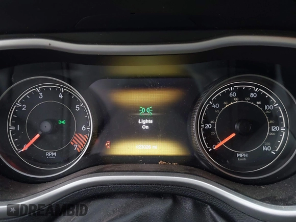 2015 Jeep Cherokee Trailhawk z VIN 1C4PJMBB9FW676566, wystawiony jako IAAI lot #42303335 z przebiegiem 123 026 mil mil oraz . Historia ofert i sprzedaży dostępna na DreamBid. Obrazek 15.