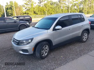 2013 Volkswagen Tiguan S z VIN WVGAV3AX0DW562532, wystawiony jako IAAI lot #42737494 z przebiegiem 152 549 mil mil oraz . Historia ofert i sprzedaży dostępna na DreamBid. Obrazek 2.