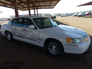 2000 Lincoln Town Car Signature with VIN 1LNHM82W1YY916055, listed as a IAAI auction lot 42488210 with 189,149 mi miles and . Bid and sale history available at DreamBid. Image 6.