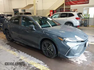 2025 Toyota Camry LE z VIN 4T1DBADK4SU520156, wystawiony jako IAAI lot #41865277 z przebiegiem 220 mil mil oraz . Historia ofert i sprzedaży dostępna na DreamBid. Obrazek 1.