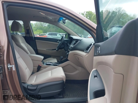 2017 Hyundai Tucson Value z VIN KM8J33A29HU389413, wystawiony jako IAAI lot #42098242 z przebiegiem 98 738 mil mil oraz . Historia ofert i sprzedaży dostępna na DreamBid. Obrazek 5.