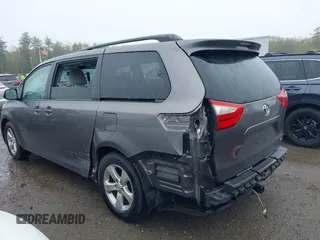 2015 Toyota Sienna LE AAS z VIN 5TDKK3DCXFS530765, wystawiony jako IAAI lot #42106089 z przebiegiem 113 115 mil mil oraz . Historia ofert i sprzedaży dostępna na DreamBid. Obrazek 6.