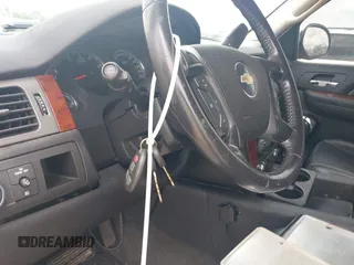 2009 Chevrolet Tahoe 2LT z VIN 1GNFC23059R156494, wystawiony jako IAAI lot #42423722 z przebiegiem Nie podano mil oraz . Historia ofert i sprzedaży dostępna na DreamBid. Obrazek 11.