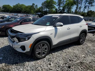 2021 Kia Seltos S z VIN KNDEUCAA9M7209110, wystawiony jako Copart lot #52329145 z przebiegiem 46 438 mil mil oraz Szkody całkowita. Historia ofert i sprzedaży dostępna na DreamBid. Obrazek 1.