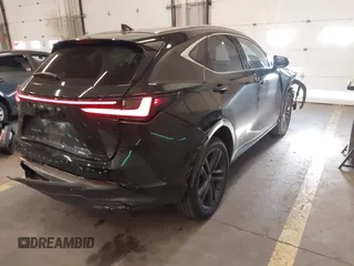 2022 Lexus NX 450h+ Luxury z VIN JTJHKCFZ7N2003572, wystawiony jako IAAI lot #42101154 z przebiegiem 34 455 mil mil oraz . Historia ofert i sprzedaży dostępna na DreamBid. Obrazek 4.